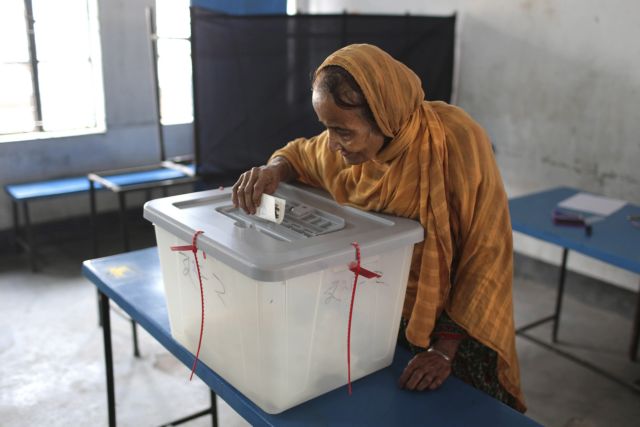 Βία και συγκρούσεις αμαυρώνουν τις εκλογές στο Μπανγκλαντές